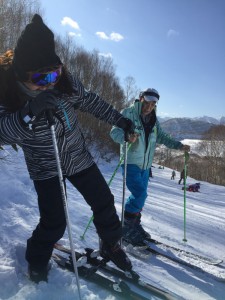 こちらはスキー！なんと小学校のスキー教室以来だそうでスキーに足を固定するところから教わって最初はこけたら起き上がれない状態からスタート・・・(´・ω・`)